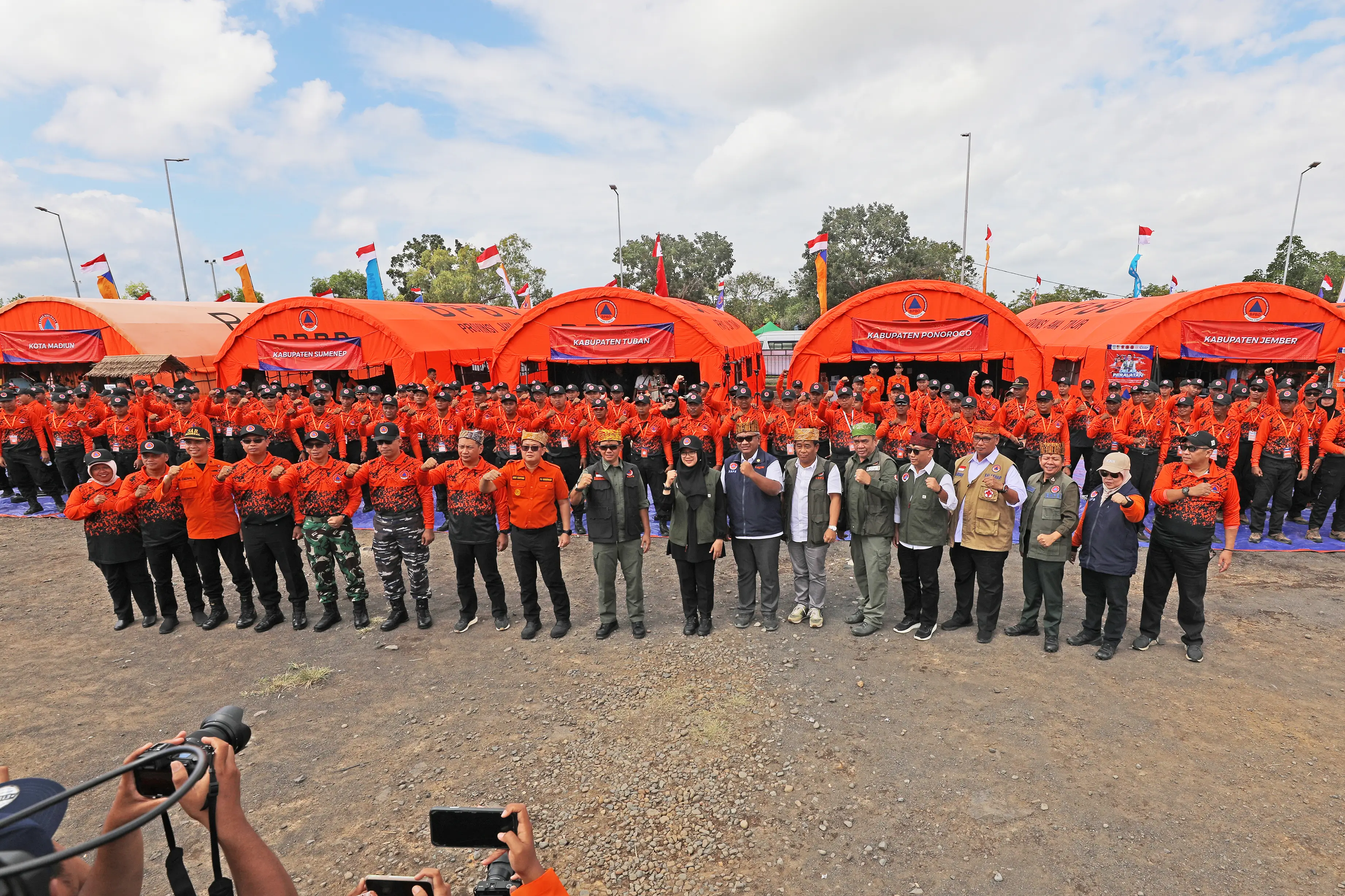 Pada kesempatan ini, BNPB turut menyerahkan dukungan bantuan operasional berupa Dana Siap Pakai (DSP) kepada Provinsi Jawa Timur sebesar 250 juta rupiah dan kepada 23 kabupaten/kota se-Jawa Timur masing-masing sebesar 200 juta rupiah, Minggu (14/7).
